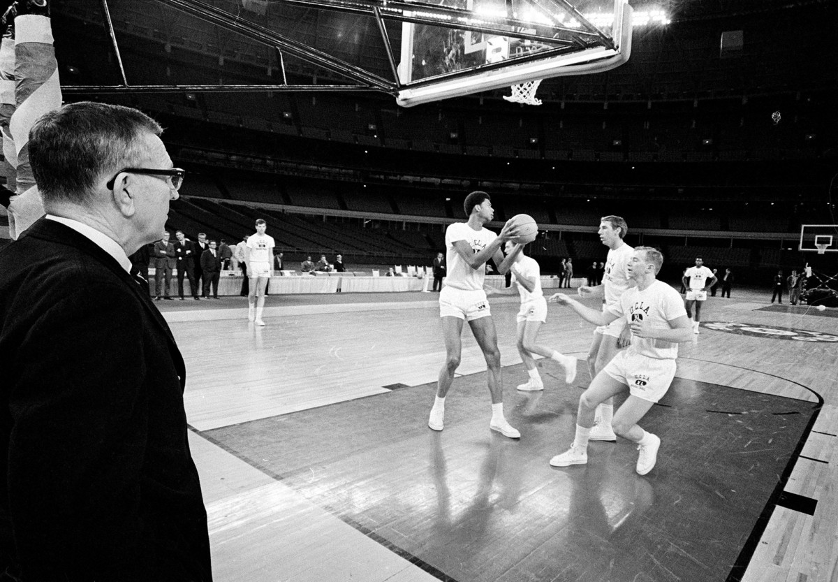 El coach John Wooden observa a sus jugadores en Houston, Texas 1968 (AP)