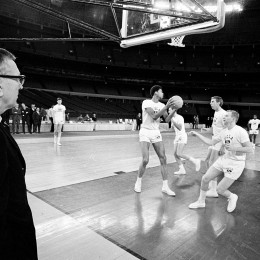 El coach John Wooden observa a sus jugadores en Houston, Texas 1968 (AP)