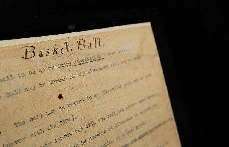 Las 13 reglas originales del basquetbol escritas por James Naismith